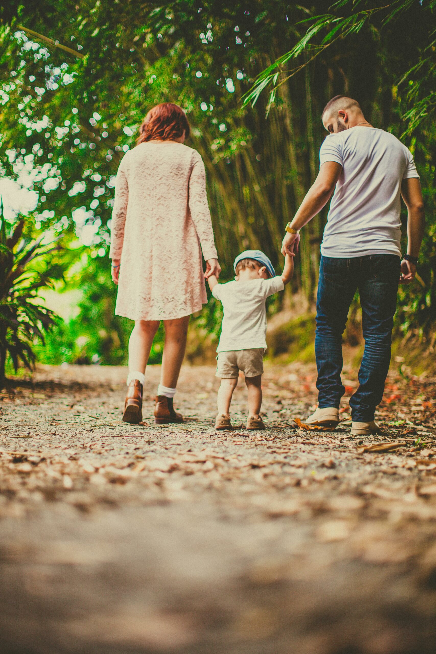 famille qui marche sur un chemin en séance